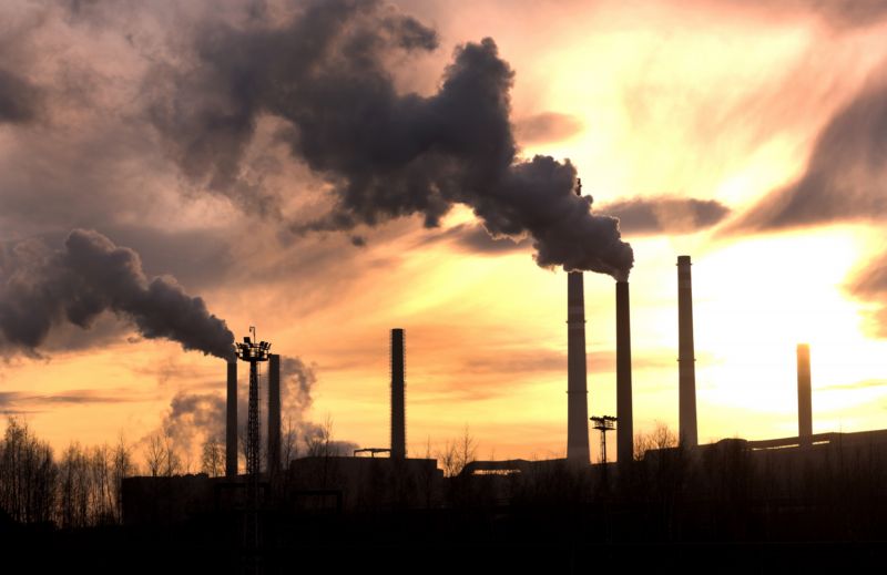 Komíny ocelárny Arcelor Mittal v Ostravě, jsou jedním z hlavních znečišťovatelů ovzduší u nás.