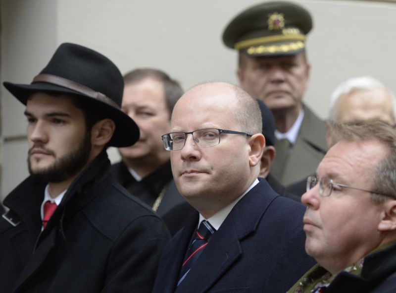 "ČSSD má před sjezdem, pokud někteří lidé věnovali těch několik uplynulých týdnů kritice předsedy, každý má možnost kandidovat, neschovávat se, převzít odpovědnost a jít s kůží na trh," řekl premiér Bohuslav Sobotka (uprostřed).