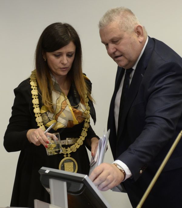 Nová hejtmanka Středočeského kraje Jaroslava Pokorná Jermanová a bývalý hejtman Miloš Petera.