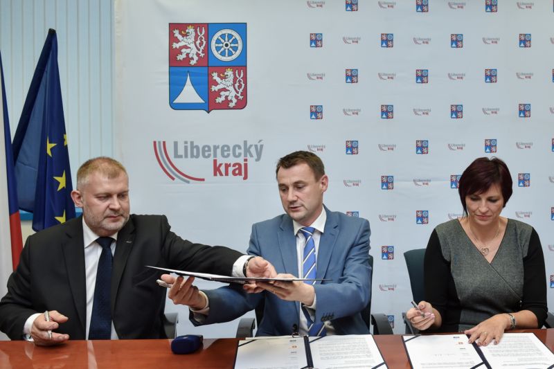 Podpis koaliční dohody. Martin Půta (uprostřed).