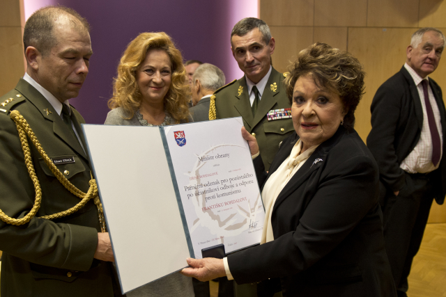Herečka Jiřina Bohdalová (vpravo) převzala za svého již zesnulého otce in memoriam udělené osvědčení účastníka odboje a odporu proti komunismu.