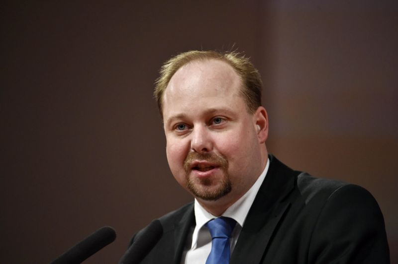 Patří k mým dobrým vlastnostem, že svá rozhodnutí účelově neměním z týdne na týden a ze dne na den," uvedl Jeroným Tejc.
