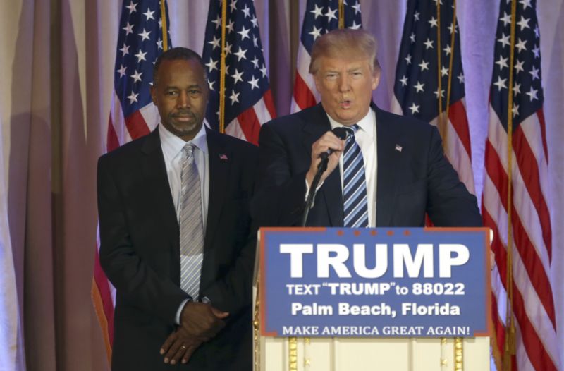 Ben Carson (vlevo) a Donald Trump během stranických primárek na Floridě.