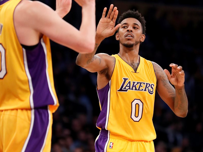 Díky tříbodovému koši Nicka Younga pět sekund před koncem basketbalisté Los Angeles Lakers zdolali v NBA Oklahomu 111:109. 