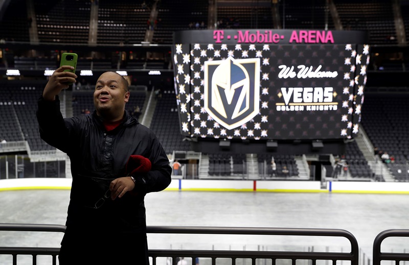 Nový tým NHL, jenž do elitní zámořské soutěže vstoupí v sezoně 2017/18, se bude jmenovat Vegas Golden Knights, neboli Zlatí rytíři.
