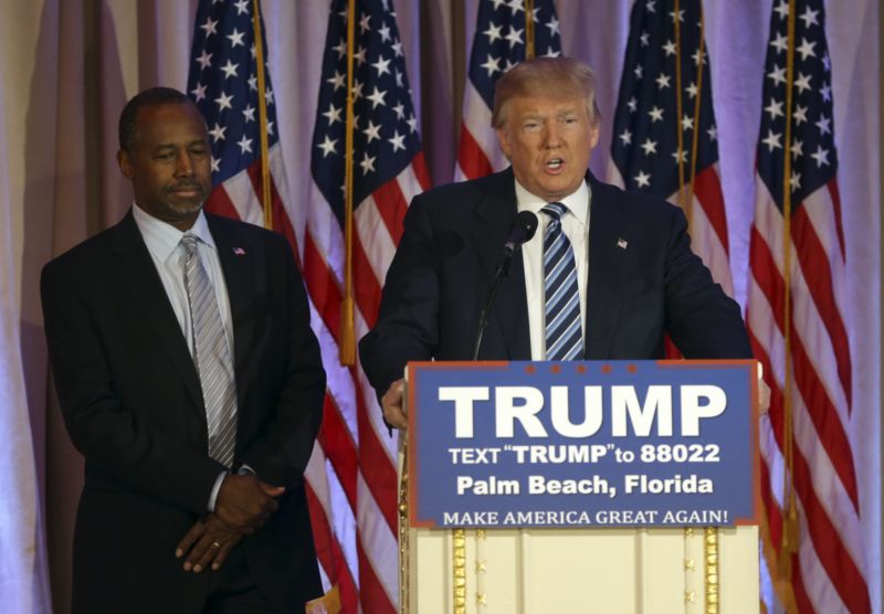 Ben Carson (vlevo) a nově zvolený prezident USA Donald Trump.