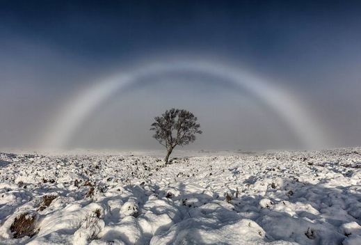 Bílou duhu nad Skotskem zachytil fotograf Melvin Nicholson.