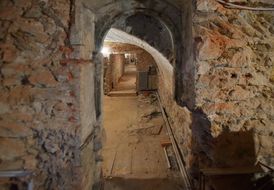Mezi objevenými nápisy se již podařilo rozluštit například jméno Zacharias a letopočet 1680 nebo 1681.