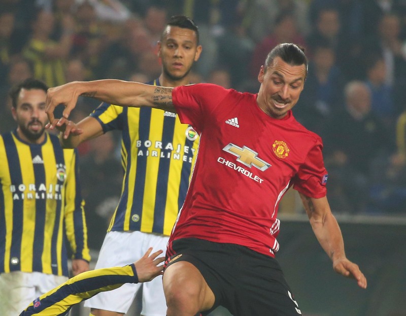 Útočník Zlatan Ibrahimovic bude i v příští sezoně oblékat dres Manchesteru United. Útočník Zlatan Ibrahimovic bude i v příští sezoně oblékat dres Manchesteru United.