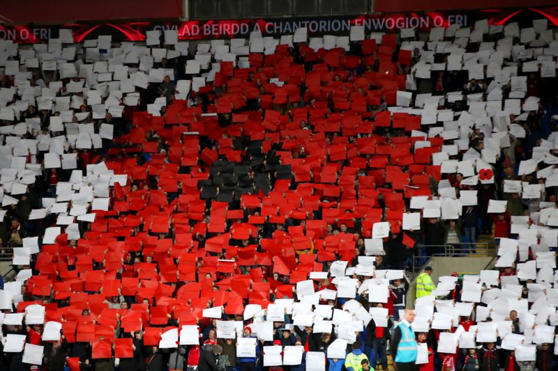 Fanoušci Walesu i přes zákaz udělali choreo ve tvaru vlčího máku