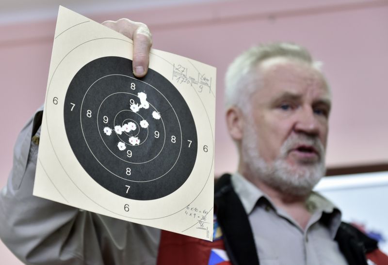 Sportovní střelec Pavel Balák ukazuje mistrovský terč v perkusní střelbě na 100 metrů, se kterým vyhrál poslední republikové mistrovství.