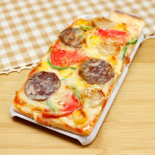 Jeden z nových realistických krytů na mobil, který dokonale napodobuje kousek pizzy.