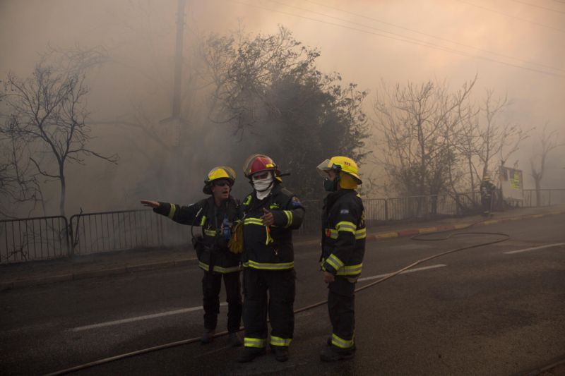 Hasiči zasahují při požáru ve městě Haifa.