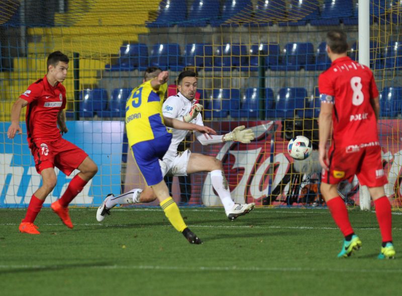 Zlínští a brněnští fotbalisté při vzájemném duelu. 