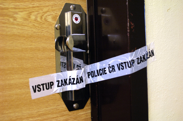Policisté nalezli tělo ženy v bytě v Dubí (ilustrační foto).