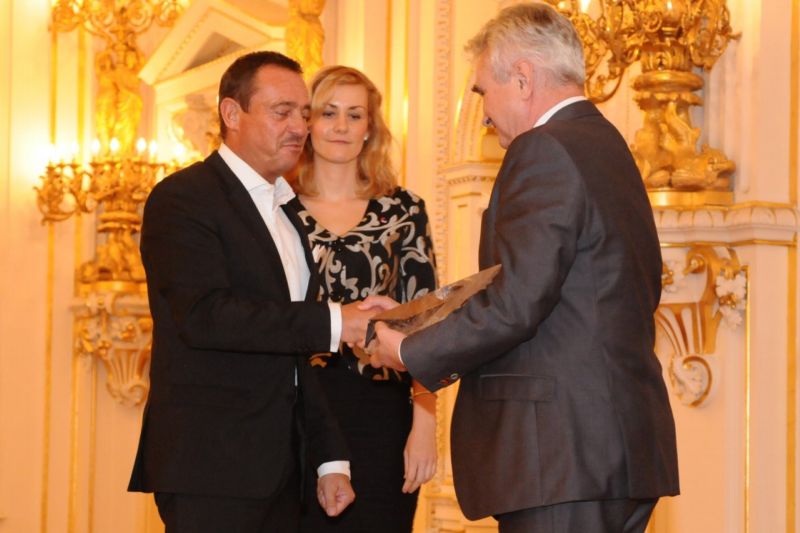 Ocenění z rukou předsedy senátu Milana Štěcha přebírá Christian Karnath, ředitel společnosti Kaufland Česká republika.