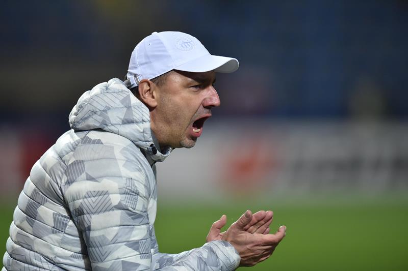 Zatímco po sobotní porážce 0:3 v derby v Jablonci byl trenér libereckých fotbalistů Jindřich Trpišovský hodně skleslý, po čtvrteční výhře 3:0 nad Karabachem v Evropské lize své hráče chválil za možná nejlepší výkon v sezoně. Zatímco po sobotní porážce 0:3 v derby v Jablonci byl trenér libereckých fotbalistů Jindřich Trpišovský hodně skleslý, po čtvrteční výhře 3:0 nad Karabachem v Evropské lize své hráče chválil za možná nejlepší výkon v sezoně.