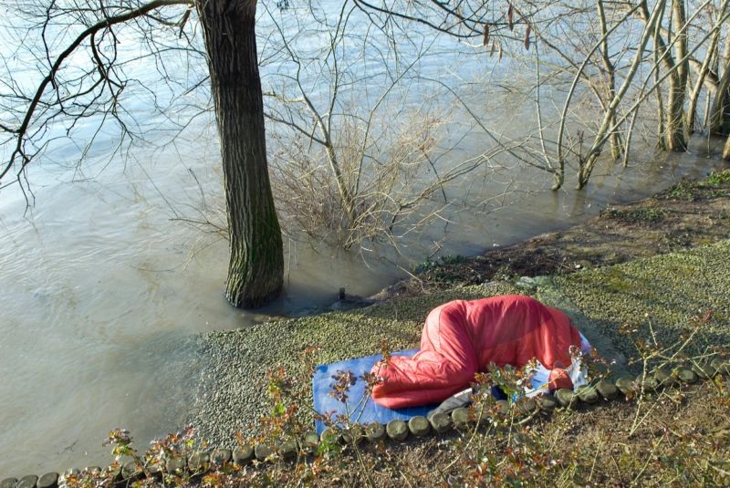 21 odvážlivců si v noci na pátek zkusilo v Brně roli bezdomovce.