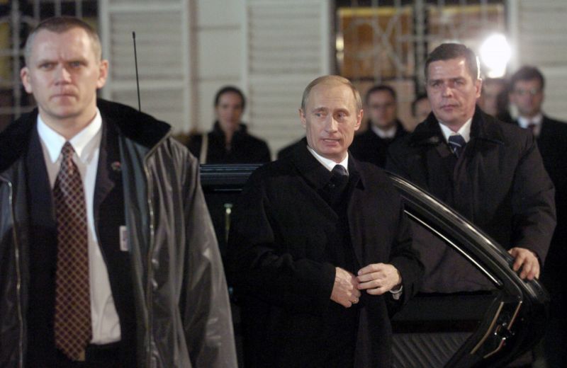 Ruský prezident Vladimir Putin s ochrankou. 