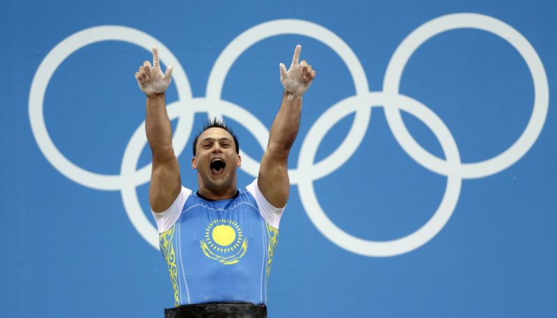 Olympijský vítěz Ilin se raduje ze zlaté medaile, teď o ni přijde. 