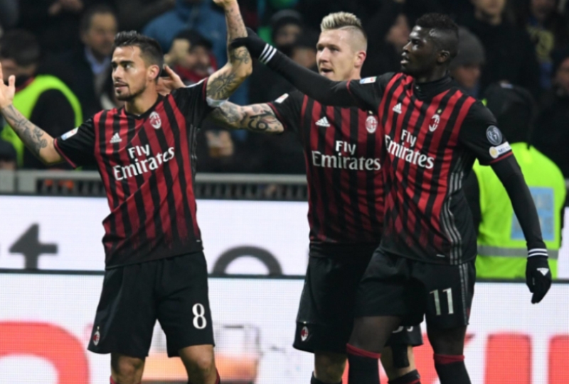 Fotbalisté AC Milán se radují z vítězství. 