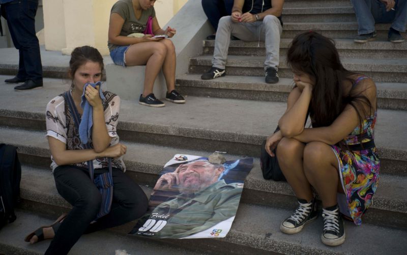 Dívky pláčou nad snímkem Fidela Castra, Havana.