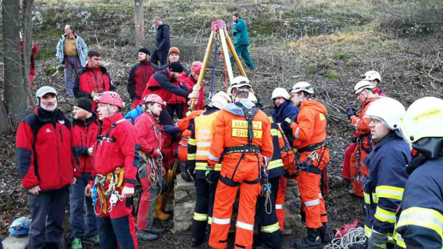 Hasiči měli nedaleko speleologické cvičení, takže na místě byli rychle a zraněné vytáhli.