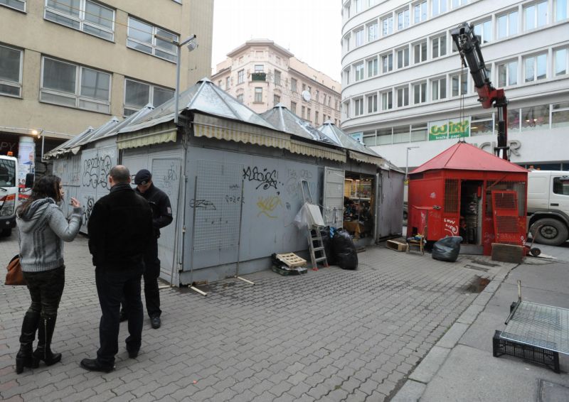 Odstraňování stánků z brněnské tržnice.