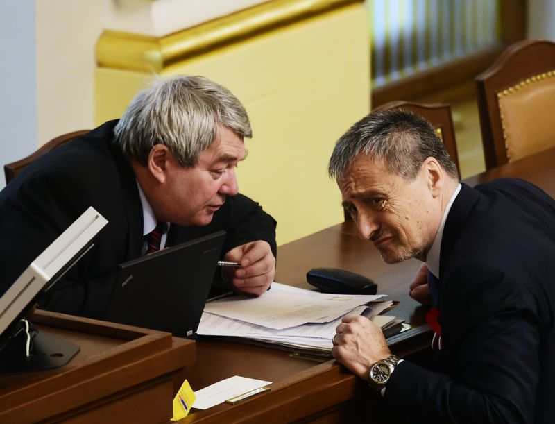 Vojtěch Filip (vlevo) a Martin Stropnický na schůzi Poslanecké sněmovny ČR.