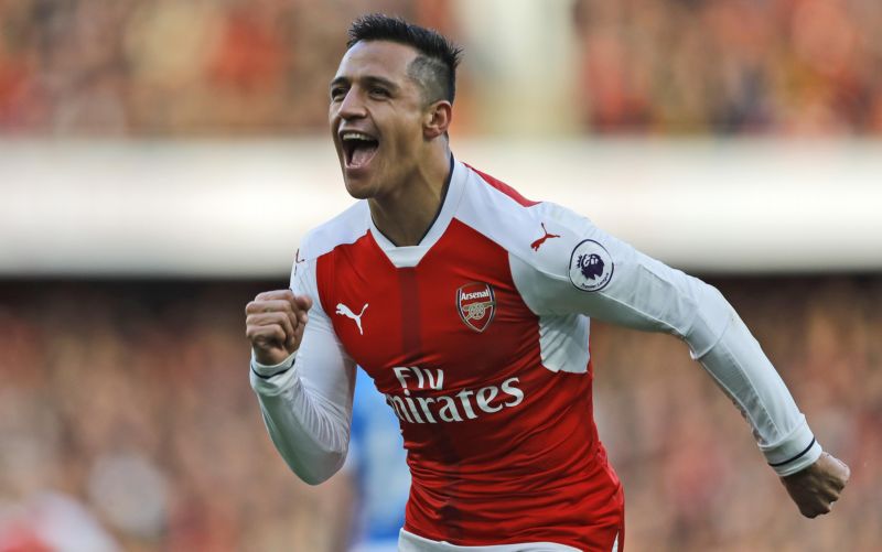 Alexis Sanchez z Arsenalu se raduje z vítězství.