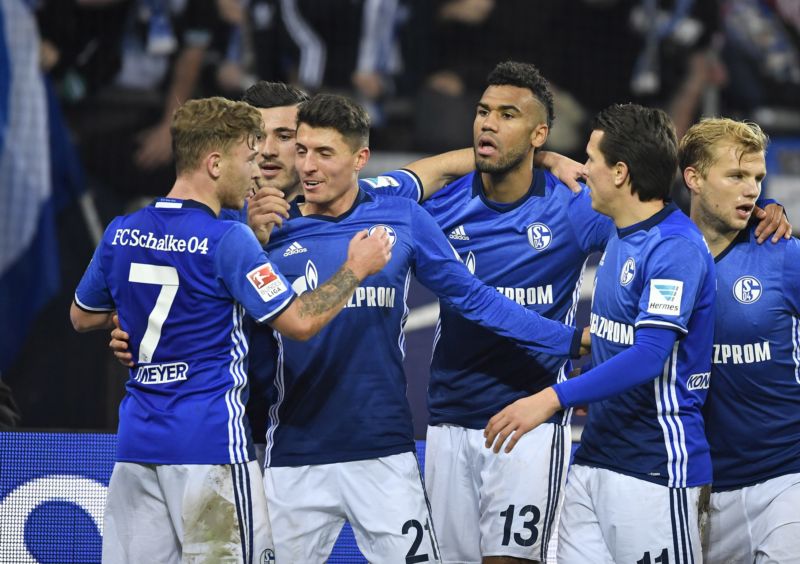 Fotbalisté Schalke se radují ze tří bodů.