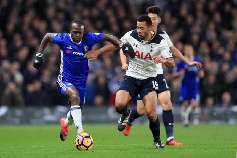 Victor Moses (vlevo) v souboji s hráči Tottenhamu.