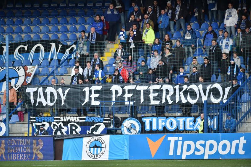 Liberečtí fanoušci uctili památku herce Peterky, ale zápasem byli otráveni.