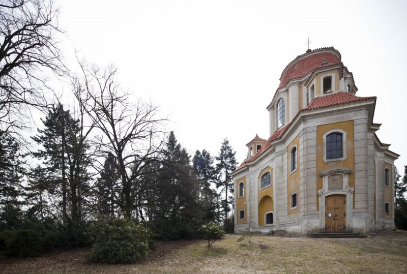 Kaple sv Anny u zámeckého parku Horního zámku v Panenských Břežanech.