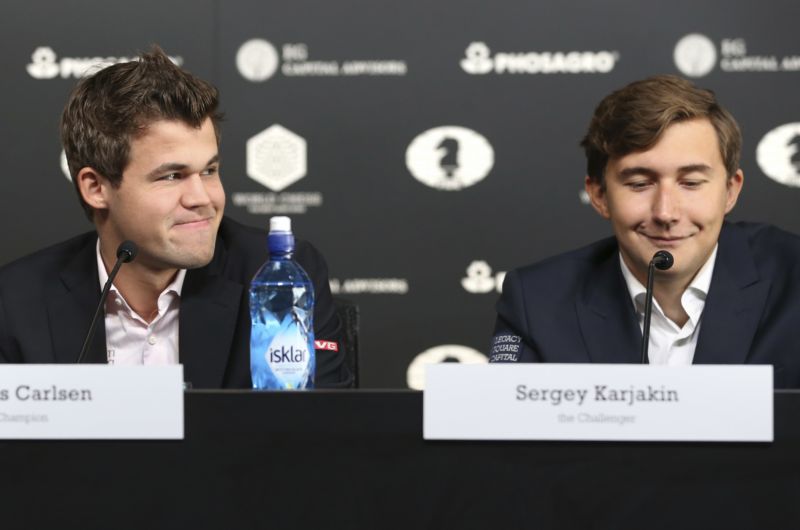 Magnus Carlsen a Sergej Karjakin při společné tiskové konferenci.