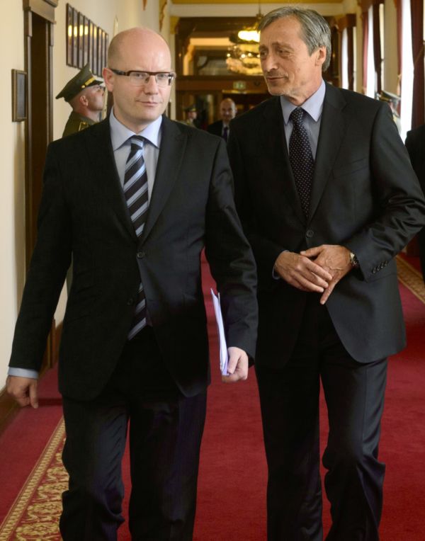 Premiér Bohuslav Sobotka (vlevo) při návštěvě ministra Martina Stropnického v sídle ministerstva obrany v Praze.