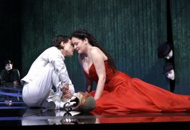 Opera Josefa Myslivečka Olimpiade uvedená roku 2013 ve Stavovském divadle v Praze po 237 letech od poslední reprízy. Na snímku jsou (zleva) Raffaella Milanesi jako Megacle a Simona Houda Šaturová jako Aristea.