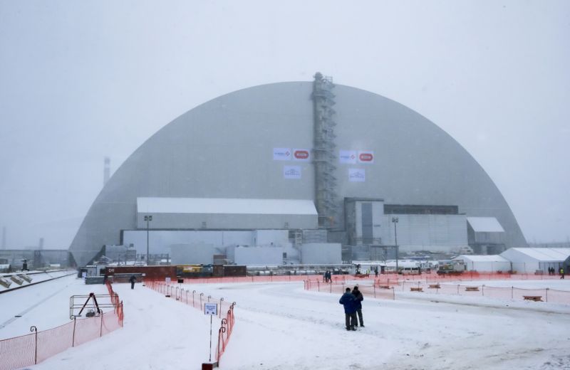 Na snímku jaderná elektrárna Černobyl pod kovovým krytem.