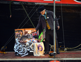 Impulsem Corrému ke spálení sbírky bylo čtyřicáté výročí vydání prvního singlu Sex Pistols Anarchy in the UK.