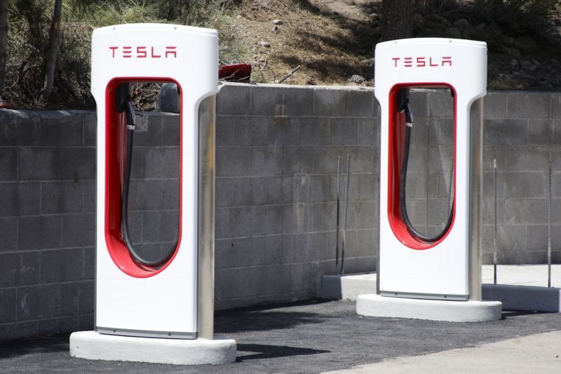 Tesla již síť dobíjecích stanic v Evropě provozuje.