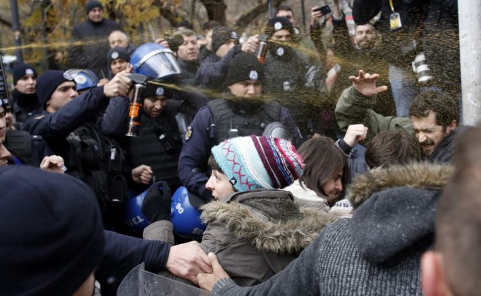 Policie rozehnala za použití slzného plynu dav demonstrantů.