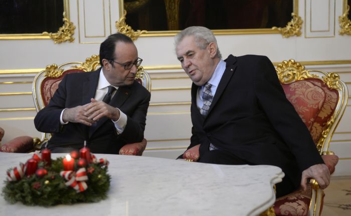Prezident Miloš Zeman (vpravo) a François Hollande.