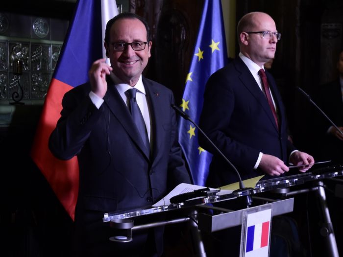 Premiér Bohuslav Sobotka (vpravo) a francouzský prezident François Hollande.