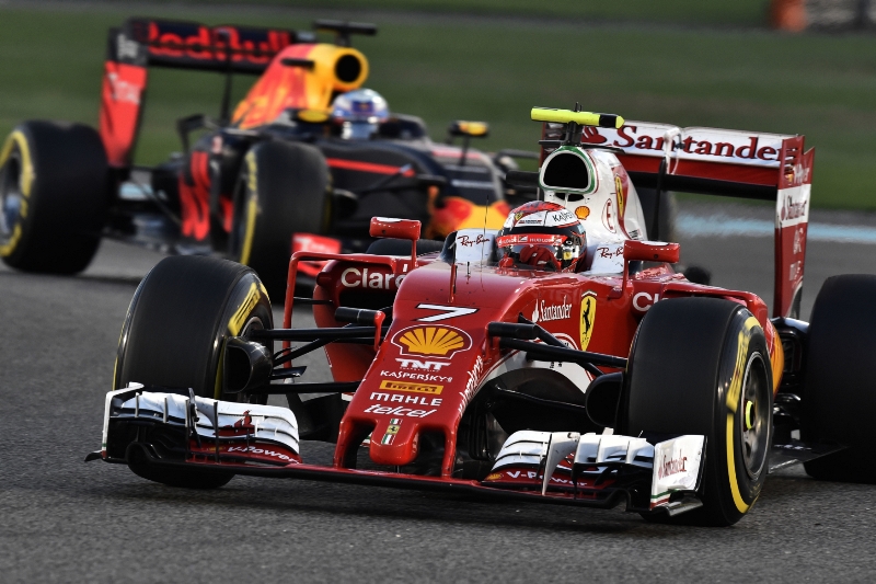 Finský pilot formule 1 Kimmi Räikkonen se svým vozem Ferrari.