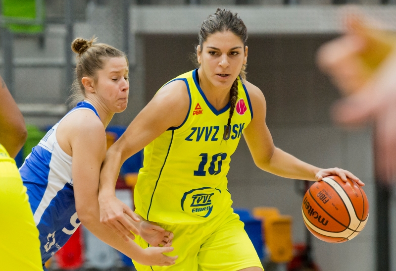 Zleva Meral Bedretdinová z Montpellieru a Marta Xargayová z USK.