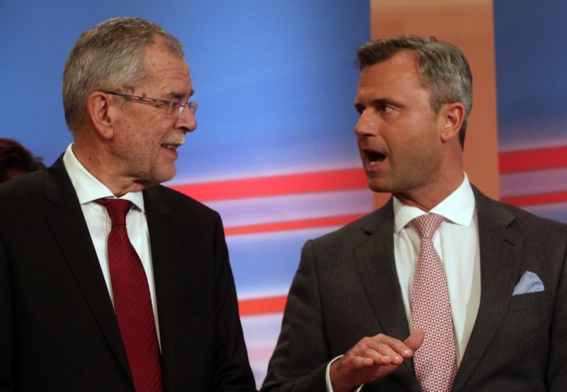 Kandidáti rakouských prezidentských voleb Alexander Van der Bellen a Norbert Hofer.