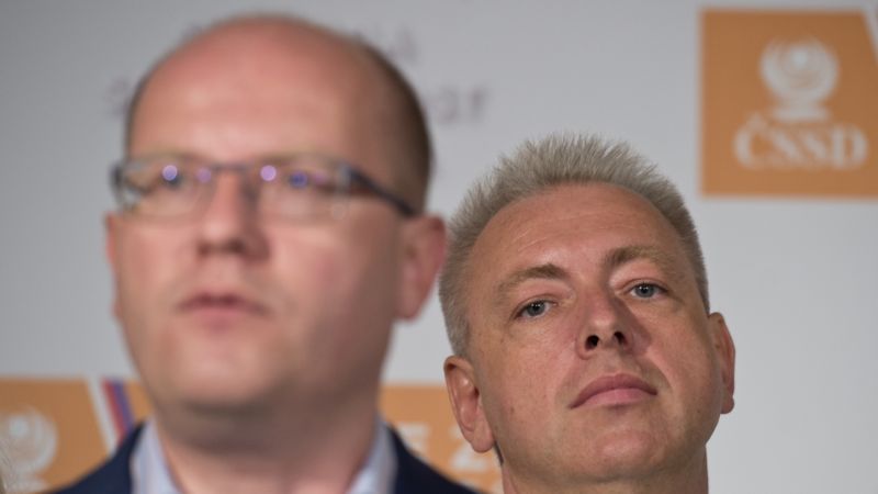 Premiér Bohuslav Sobotka a ministr vnitra Milan Chovanec.