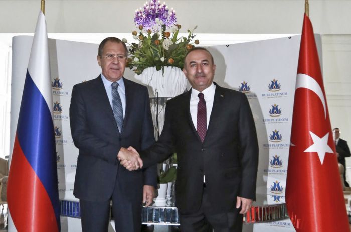 Zleva Sergej Lavrov s tureckým protějškem Mevlütem Çavuşogluem.