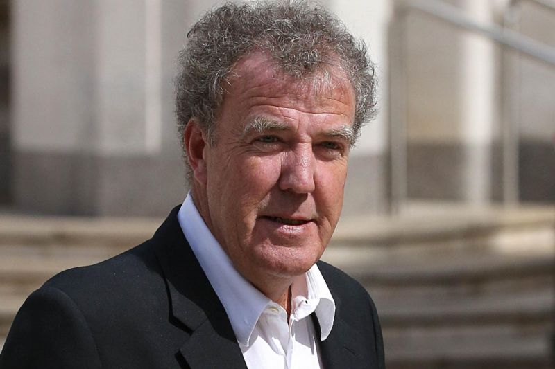 Osobitý moderátor Jeremy Clarkson.
