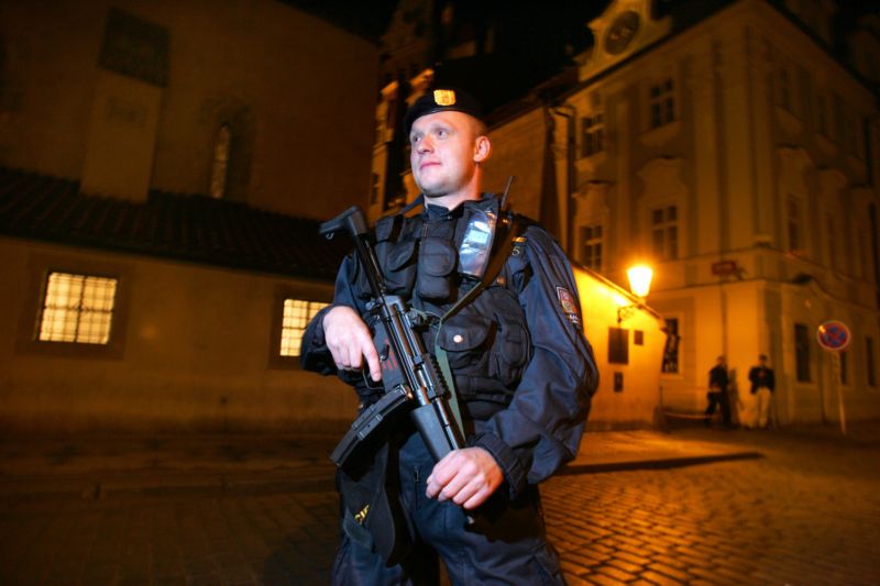 Loňské teroristické útoky v Evropě načas zvýšily bezpečnostní opatření. Na snímku policista hlídkující v Mánesově ulici v Praze.
